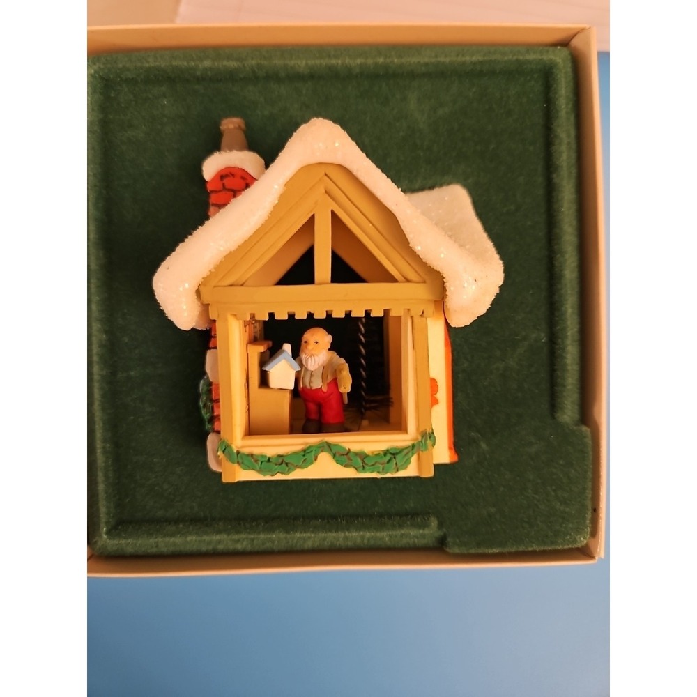 Hallmark 1982 "SANTA'S WORKSHOP"  (142)
